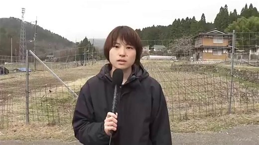 『自宅裏で捜索が始まった朝』安達結希さん行方不明の件京都府警が動いた3月29日にリュックが見つかったのは学校から北西3kmの山中これまで14日間ずっとその周辺を捜索してきた延べ1000人超 情報提供210件超でも有力な手がかりはゼロそして4月7日朝7時前警察は捜索の向きを真逆に変えた自宅裏の別荘地地元紙はこう書いてる「事件の構図そのものが揺らぎ始めている」