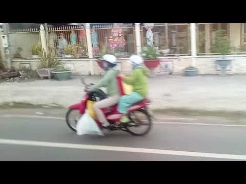 ベトナム 街中の風景 バイクは2人乗りが当たり前