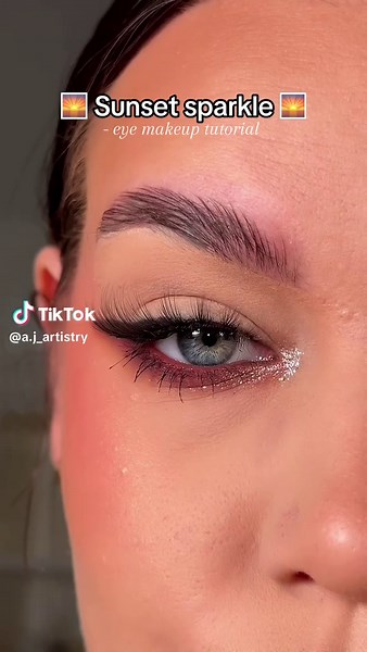 Tutorial de maquillaje: Ojos de gato reversos con brillo