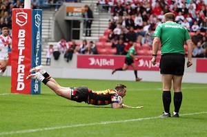 Some clever play to open up the Saints at home last year! 🔙 🎟️: https://shorturl.at/GdqES | Salford Red Devils RLFC