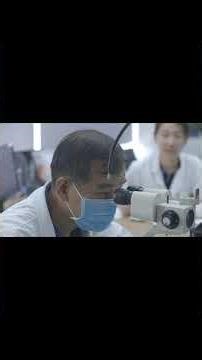 How do I differentiate between a retinal tear and an ocular migraine?