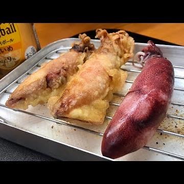 イカを丸ごと天ぷらにしてボンッ！ってなるだけの動画