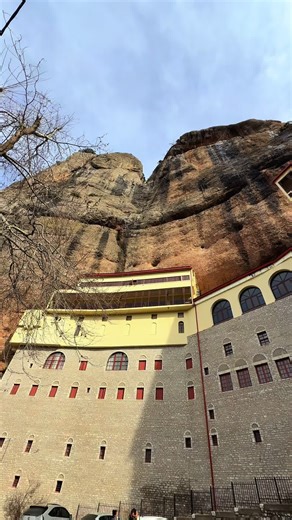 Παναγία μου, ευλόγησέ μας και βοήθησέ μας· σκέπασε μας με τη χάρη σου και φύλαξέ μας πάντοτε. 🙏Ιερά μονή μεγάλου σπηλαίου Καλαβρυτα!!!