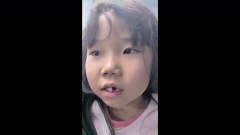 Little girl talks nonstop despite wobbly front tooth in Henan, China