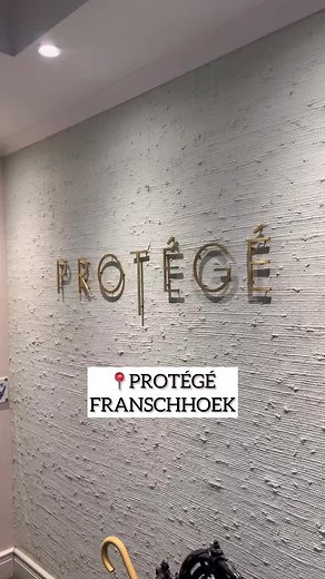 There’s nothing better than a pretty restaurant with pretty plates 🤩 @protegerestaurant 🎥 & 🎙️: @kino_lala #best_restaurants_sa #franschhoek #capetownfoodie #lacolombe