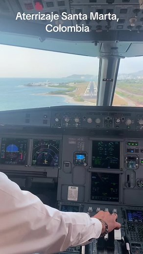 Arrivando a uno de los aeropuertos más desafiantes en Colombia #aterrizaje #A320 #landing #aviation #shortrunway #pistacorta #santamartacolombia🇨🇴 #airbus #airbuslovers