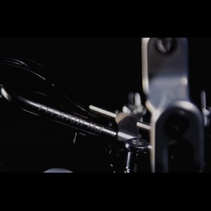 Titan Vario.2: lightweight and functional ski touring binding. Titanium toe piece with independent jaws and heel unit on elastic slideable track improving the quality of release. Discover more: https://bit.ly/3E30r3U | SKI TRAB