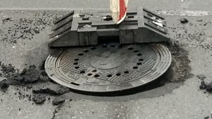 16 aut si během chvíle prorazilo na Pražském okruhu pneumatiku o víko od kanálu - Seznam Zprávy