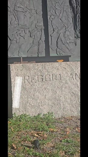 HIGHLIGHTS Reggio, la città tradita due volte 14 luglio 2025 – editoriale di Luigi Palamara Nel caldo tagliente di luglio, Reggio Calabria ha ricordato i Moti del 1970 con una cerimonia, organizzata dal Comitato 14 luglio, sobria al Monumento dedicato ai caduti. Tra i presenti, Peppe Agliano e Anna Franco, testimoni di una città che non si è mai arresa. Ma non è stata solo memoria. È stata anche denuncia. > “Ancora una volta Reggio è umiliata – ha dichiarato Agliano prima della deposizione dei f