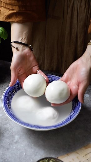 It’s time to make the original mozzarella recipe that you’ve been anxiously awaiting! Moreover, we made our favorite grilled cheese and tomato soup recipe with the freshly made cheese. You can find the recipe for the soup under my previously shared tomato soup reel. Homemade Original Mozzarella Ingredients For Homemade Fresh Mozzarella: 1 gallon/3.78 liters milk (raw, low temp pasteurized, or non-homogenized milk; avoid using ultra-pasteurized milk) 1 1/2 tsp citric acid 1/2 cup water 1/8 tsp li