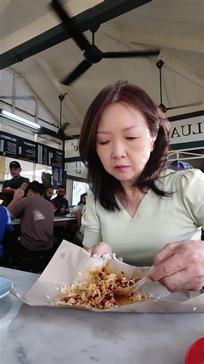 今早难得来到这里用早餐，我一口气吃了两包辣死你妈，一粒烘面包和一杯无糖咖啡,因为实在好吃！你有被我的食量吓到吗？#想吃就吃 #开心最重要