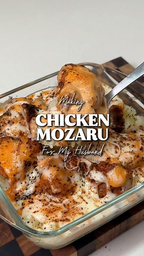 Adele Adeline on Instagram: "Butter Rice Chicken Mozzaru✨ Chicken Mozaru ala Resto Jepang, tapi versi simple di rumah! 🍗🧀 Mirip banget kan tampilannya? Bikin ngiler parah 🤤 Cuma pakai bahan yang pasti ada di rumah, Cocok banget buat bekal atau masakan sat-set pas lagi buru-buru! Yuk recook juga! Bahan: Minyak goreng Chicken karage secukupnya Saus: 2sdm mayonnaise 1sdm saus sambal 1sdm saus tomat 1sdm bubuk cabe 1/2sdt lada putih bubuk 1/2sdt garam Butter rice: Nasi secukupnya 2sdm mentega 2sd