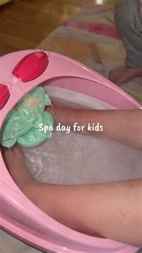 This kids spa day kit is so adorable and she loved using this and get all “pampered” at home🫧✨ #spa #spaday #spadaykit #kidsspa