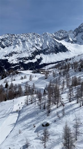 Au fait, ici on ski jusqu’au 5 mai! 🎿😍 📍Les Grands Montets — 🇬🇧 Here, we hit the slopes until May 5th! 🎿❄️ #chamonix #grandsmontets #hautesavoie #montblanc #skiisnotover #ski #spring #snow | Mont-Blanc Natural Resort