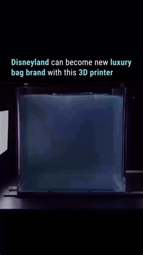 Explaining Anything on Instagram: "Disneyland Paris just showed the world a kind of 3D printing that looks like straight-up magic. Fashion house Coperni unveiled the “Ariel Swipe Bag,” a design that isn’t printed layer by layer… but drawn into existence inside a water-based gel bath. The silicone literally forms in mid-air, like someone sketching a 3D object by hand. The tech behind it? Rapid Liquid Print (RLP) — and it breaks every rule we’re used to: • No supports. No scaffolding. No cleanup. 