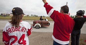 Family, fans say goodbye to former NHL tough guy Probert