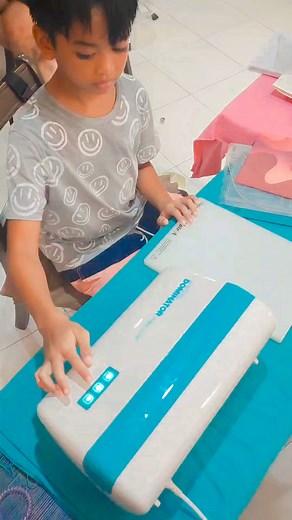 Kid friendly daw ba ang Dominator Machine?? Yes po basta po i guide lang sila then pwede na silang gumawa mag isa. 🩷 #dominatorbycraftersworldenterprises #diecuttingmachine #cwe #limitededitiontealdominator #demiskates #dmb #demiboi #kidfriendly #diy #partyhats #crosheng #croshenghandmadecrafts | Sheng Domingo