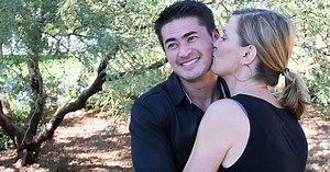 Il est devenu le premier homme de l'histoire à accoucher. Sa vie a changé radicalement par la suite