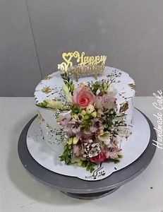 40K views · 1.3K reactions | The battle between buttercream flowers and fresh flowers  | Artist Cake Ideas | Facebook