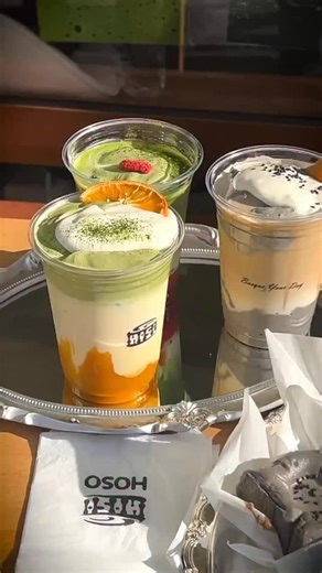 Dans le cœur du 4ᵉ arrondissement parisien, @hosobasqueparis_ vient bousculer le paysage des coffee-shops sucrés en revisitant un classique culinaire avec audace : le fameux cheesecake basque brûlé. Le concept : combiner la tradition basque, dont la version originaire à La Viña à San Sebastián est née, avec l’influence japonaise, pour donner un gâteau à la fois ultra-fondant et délicatement sucré. Ce qui distingue cette version : une texture singulière, dense sur les bords et presque coulante au