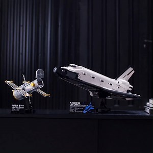 【#一飛衝天去】全新LEGO®穿梭機啟航 ✨！ 5﹑4﹑3﹑2﹑1﹑發射升空💨！全新 LEGO® 10283 NASA Space Shuttle Discovery 正式啟航，以STS-31太空任務為藍圖，重現 #發現號穿梭機 將哈勃太空望遠鏡 放入預定軌道嘅歷史任務，同時紀念穿梭機成功完成 #載人任務40周年 😎！ 超精緻細節，重現太空之旅 1️⃣ 打開載有哈勃太空望遠鏡嘅 #載荷艙 (Payload bay)🛰﹑通信天線及機械臂，探索宇宙奇景🔍​ 2️⃣ 銀色機身嘅 #哈勃太空望遠鏡 除咗有可擺動嘅太陽能發電板☀️，仲可以打開鏡頭前嘅遮罩，準備拍攝低太空嘅奇妙畫面💫 3️⃣ 完美呈現穿梭機 #機身設計🚀，配有 #功能性起落架 (Functional Landing Gear) ﹑#可控制嘅升降副翼﹑#方向舵﹑#冷卻散熱器，為太空之旅做好準備 LEGO® 10283 NASA Space Shuttle Discovery將於4月1日喺樂高®認證專門店及香港樂高®探索中心禮品店有售，你都快啲入手，一齊衝出地球，進行歷史性嘅太空任務啦🚀！ #NASA #SpaceShu