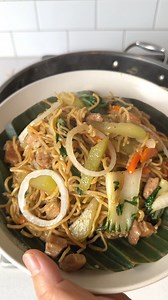 348K views · 2.8K reactions | Pancit Hab-Hab is a fun and unique noodle dish from Lucban, Quezon, usually sold as street food to travellers, students, and workers on the go. Like the word hab-hab implies, the dish is traditionally served on and eaten off banana leaves without utensils. Don't forget the spicy vinegar! | Kawaling Pinoy Recipe Blog | Facebook