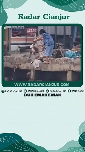 Emak-emak Buang Sampah di Pantai Teluknaga