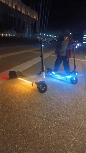 Yellow ambient lighting on Xiaomi Scooter 6 Ultra. Compare with blue LEDs on MAX G3