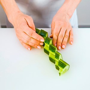 13M views · 750 reactions | Awesome knife skills. 朗 | Bright Side | Facebook