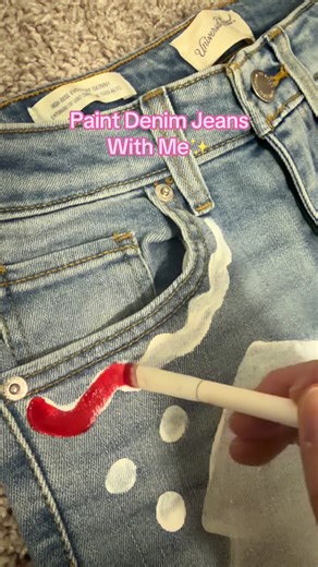 I’m obsessed😍 the lightening bolt & glitter make these jeans!🔥⚡️ #painteddenim #paintedjeans #handpainteddenim #handpaintedjeans #cheerjeans