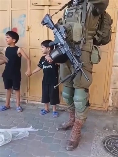 “De er bare børn”“Jeg er ligeglad”israelsk besættelsessoldater tilbageholdte to palæstinensiske børn og beskyldte dem for at være “spioner”.Da forbipasserende satte spørgsmålstegn ved tilbageholdelsen og begyndte at filme, beordrede soldaterne dem til at stoppe. Besættelseshæren afhørte drengene om deres fars opholdssted, mens de tilbageholdte dem og derefter stormede deres families hjem og blokerede aktivister fra at følge efter.Besættelsessoldaterne chikanerede og truede også butiksejere i nær