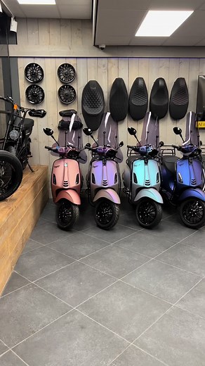 Welke kleur zou jij kiezen? 😍 EXCLUSIVE VESPA SCOOTERS! 🔥 €500,- KORTING! ✅ #vespa #sprint #vespasprint #painting #exclusive #customizing #custommmade #offical #dealer #perryscooters #haarlem #netherlands #holland #italy
