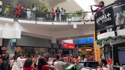 💝"Avia ry Mino" - "O peuple fidèle"-"O come all ye faithful" 🎼🎻Quel chant rassembleur!!! 🎄Un moment fort de partage et de musique par Jejy Music Orchestra & Choir - Jejy Hamboara Orchestra et Jejy Vonimboninkazo Orchestra!!! 🥰Merci à tous les élèves de l'Ecole de Musique RAZAKAMAHEFA Hando "Miderà Azy nohon'ny Asany Lehibe" | Jejy Music Orchestra and Choir