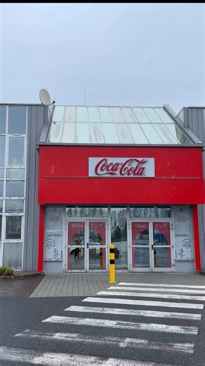 Coca-Cola vient d'annoncer l'ouverture d'une nouvelle ligne de production sur son site de Socx, près de Dunkerque. À cette occasion, ICI Nord a poussé les portes de l'usine 👇 | ici Nord