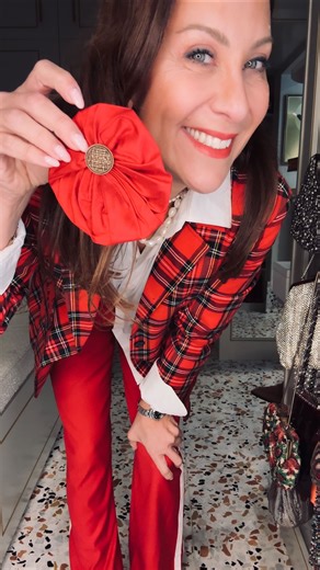 Juliet Cuerden | Daily Style on Instagram: "Cool girls wear brooches. That’s it. That’s the post. 💋 #broochstyle #grwm #mystylistjuliet #broochlover #styleedit #brooches"