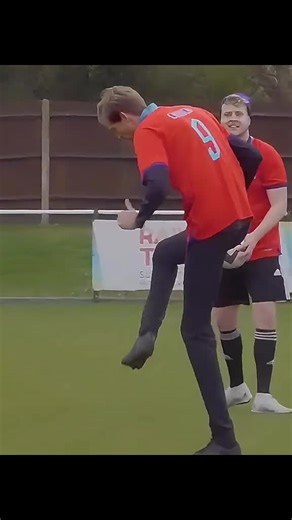 “Peter Crouch : trop grand pour être ordinaire.”🦒 #PeterCrouch #FootballLegend #TallGuyEnergy #HeaderKing #TikTokFootball @KA.FOOT @S.D foot 🇲🇱 ⚽️