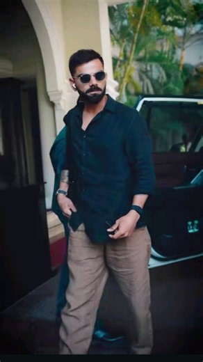 𝐹𝑜𝑓𝑖 on Instagram: "1997년 개봉한 영화 Titanic은 잭과 로즈의 운명적인 사랑을 통해 비극 속에서도 오래 남는 감정의 깊이를 보여주는 작품입니다. 화려한 연출보다 인물의 감정에 더 집중한 제임스 카메론 감독의 스타일은 지금 다시 봐도 묘하게 가슴을 울리죠. 배가 침몰하는 장면이 아닌, 두 사람이 서로를 바라보던 순간들이 더 강하게 기억에 남는 영화이기도 합니다. 이 감정을 완성해주는 곡이 바로 셀린 디온의 *“My Heart Will Go On”*입니다. 처음 들으면 잔잔한데, 어느 순간 자연스럽게 가슴이 벅차오르는 느낌을 줍니다. 특히 후반부의 고조되는 보컬은 영화 속 잭과 로즈의 마지막 장면과 겹쳐지면서 괜히 마음이 서늘해지기도 하고요. 많은 분들이 “이 노래가 나오면 왜 그 장면이 자동으로 떠오르는지 모르겠다”고 말하는데, 그만큼 영화와 음악이 자연스럽게 얽혀 있는 곡입니다. 1998년 아카데미 주제가상을 비롯해 여러 상을 휩쓴 건 단지 인기 때문