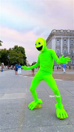 😂 Funny Green Alien Dancing in Public! Hilarious Street Performance Goes Viral 👽💚 #Shorts