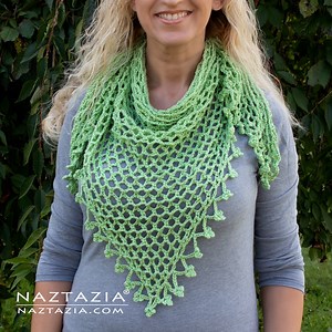 Here's how I make an easy triangle scarf (and shawl). It's fast and easy to make, plus it makes a nice gift! | Naztazia