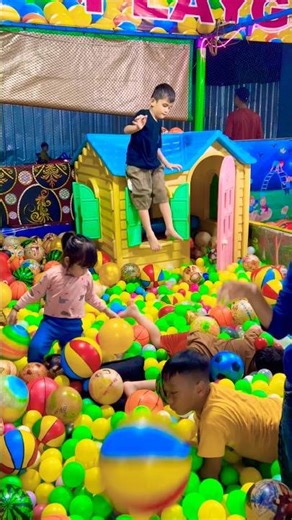 Naik diatas genteng rumah peri sambil melompat ke bola warna-warni seru banget