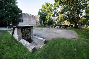 Another public toilet will turn into a cafe