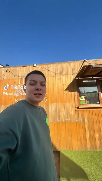 Drugi lokal, który prowadzę to Basta Smash & Pizza 🍔🍕 📍 Reda, ul. Gniewowska 3B W menu znajdziecie u nas smash burgery z soczystą wołowiną oraz pizzę w stylu Detroit – grubą, chrupiącą i pełną sera 🔥 Jeśli jeszcze nie próbowaliście, zapraszam – pokażę Wam jak wygląda lokal i co serwujemy w środku 👀 Kto już był w Basta Smash & Pizza? #reda #burger #smashburger #detroitpizza #pizza