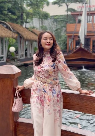 Sampurasunnn.. Kumaha damang sadayana? Yuk kita ngelesehan di @lemburkuringcimanggis Neng Prima sama keluarga lagi menikmati udara sejuk semriwing di pinggir empang sambil ngasih makan ikan koi