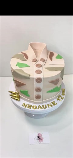 GÂTEAU THÈME MILITAIRE – PERSONNALISÉ À 100 % 🎂🇧🇪 Quand la passion rencontre le détail ✨ Voici un gâteau entièrement fait à la main, inspiré de l’uniforme militaire : boutons, col, motifs camouflage… chaque élément est travaillé avec précision 🎨💚 🎂 Personnalisation selon ton thème, tes couleurs et ton budget 🎉 Idéal pour : ✔️ Anniversaire ✔️ Célébration spéciale ✔️ Passionnés de l’univers militaire 📩 Commandes de gâteaux personnalisés artisanale à Bruxelles chez NR Cake Design ✨🌸 📍 Bas