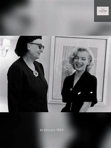 Marilyn Monroe & Edith Sitwell (1953) — The Unexpected Meeting That Changed Perceptions . . . . #MarilynMonroe #LoveMarilynMonroe #EdithSitwell #OldHollywood #ClassicHollywood #HollywoodHistory #VintageHollywood #IconicWomen #TimelessBeauty #Glamour #LiteraryHistory #HollywoodLegend | Celine Flordegin Lovers