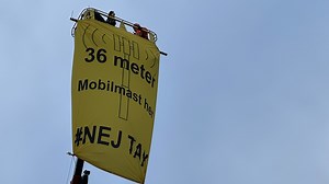 Vrede naboer i oprør: Hejser sig 36 meter op i en kran i protest mod telemast
