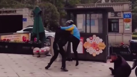 Delivery Driver Flexes Epic Fight Skills in Brawl With Security Guards, on Video