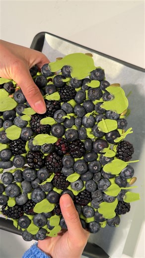 If you’re a sweet treat after dinner type of person, don’t skip this recipe🤤 Instructions: 1. Line a baking tray with parchment paper. 2. Spread 2 cups blueberries and blackberries evenly over the tray. 3. Melt 2 cups white chocolate gently until smooth. 4. Stir in 1 scoop Vanilla Cupcake All-in-One Shake and 2 tsp. matcha powder until fully combined (add 1 tsp. melted coconut oil if the mixture is too thick). 5. Drizzle the matcha white chocolate over the berries. 6. Tap the tray gently on the