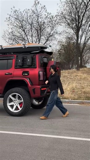 Wow, girls driving a Tank 300 is so cool! I like it more and more every time I see it.