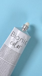 🔹Bionic Color 🔹 è la colorazione senza ammoniaca che non può mancare nel kit dei nostri specialisti del colore. Ti sveliamo la novità più importante del restyling di questa linea: la formula di Bionic Color è ora 100% vegana! 3 principi attivi: 💎 Microcristalli di Zaffiro, che conferiscono lucentezza e morbidezza ai capelli; 🌱 Cheratina vegetale, che riduce la rottura e le doppie punte; 🤍 Olio di cotone, che offre benefici idratanti e condizionanti. Preparati a scoprire anche le nuove nuanc